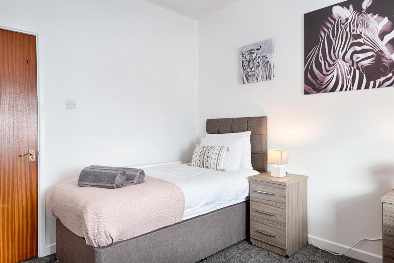 Free Parking, Spacious Rooms, Smart Tv'S All Rooms Суонси Экстерьер фото